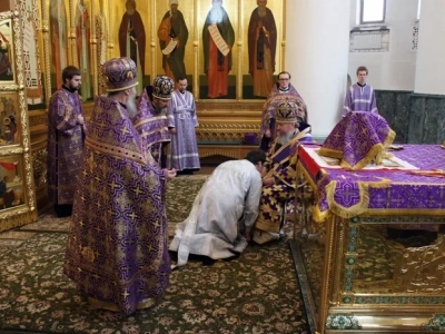 «Призри с небесе, Боже, и виждь, и посети виноград сей, и утверди и, егоже насади десница Твоя»: В неделю четвертую Великого поста Епископ Александр совершил Божественную литургию в Брянском Кафедральном Соборе во Имя Святой Троицы. За Богослужением Владыка рукоположил пресвитера для служения в Новозыбковском благочинии.