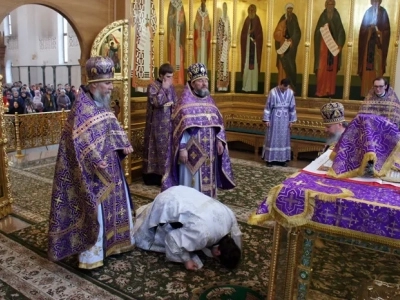 «Призри с небесе, Боже, и виждь, и посети виноград сей, и утверди и, егоже насади десница Твоя»: В неделю четвертую Великого поста Епископ Александр совершил Божественную литургию в Брянском Кафедральном Соборе во Имя Святой Троицы. За Богослужением Владыка рукоположил пресвитера для служения в Новозыбковском благочинии.