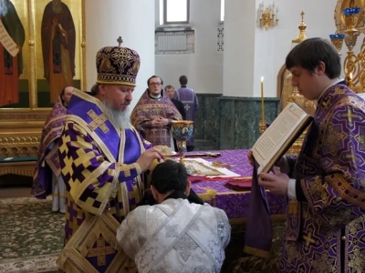 «Призри с небесе, Боже, и виждь, и посети виноград сей, и утверди и, егоже насади десница Твоя»: В неделю четвертую Великого поста Епископ Александр совершил Божественную литургию в Брянском Кафедральном Соборе во Имя Святой Троицы. За Богослужением Владыка рукоположил пресвитера для служения в Новозыбковском благочинии.