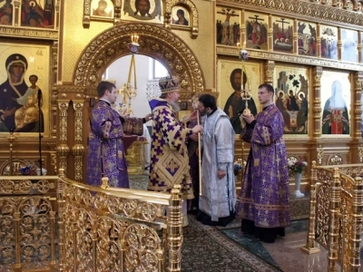 «Призри с небесе, Боже, и виждь, и посети виноград сей, и утверди и, егоже насади десница Твоя»: В неделю четвертую Великого поста Епископ Александр совершил Божественную литургию в Брянском Кафедральном Соборе во Имя Святой Троицы. За Богослужением Владыка рукоположил пресвитера для служения в Новозыбковском благочинии.