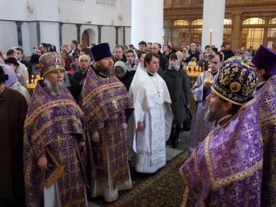 «Призри с небесе, Боже, и виждь, и посети виноград сей, и утверди и, егоже насади десница Твоя»: В неделю четвертую Великого поста Епископ Александр совершил Божественную литургию в Брянском Кафедральном Соборе во Имя Святой Троицы. За Богослужением Владыка рукоположил пресвитера для служения в Новозыбковском благочинии.