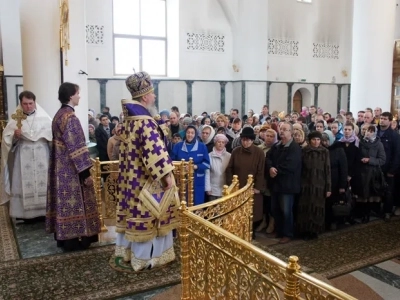 «Призри с небесе, Боже, и виждь, и посети виноград сей, и утверди и, егоже насади десница Твоя»: В неделю четвертую Великого поста Епископ Александр совершил Божественную литургию в Брянском Кафедральном Соборе во Имя Святой Троицы. За Богослужением Владыка рукоположил пресвитера для служения в Новозыбковском благочинии.