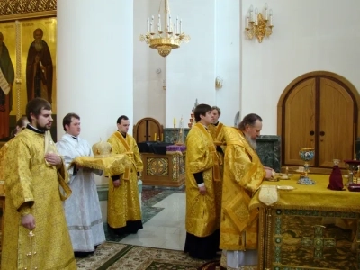 За Божественной литургией в Брянском Кафедральном соборе во Имя Святой Троицы, Епископ Брянский и Севский Александр рукоположил диакона для служения в Новызыбковском благочинии