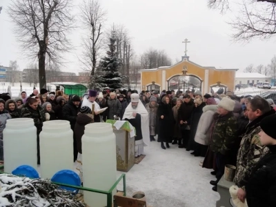 «Сам убо, Человеколюбче Царю, прииди и ныне наитием Святаго Твоего Духа и освяти воду сию» - (Чинопоследование Великаго освящения воды в Богоявление): Крещение Господне 2013 года в Новозыбковском благочинии