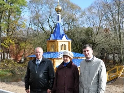 «Благословляется и освящается студенец сей, и вода в нем сущая, Благодатию Святаго Духа, излиянием воды сия священныя, во Имя Отца, и Сына, и Святаго Духа. Аминь» (Православный требник, в 2-х частях. М., 2003. Чин благословения новаго кладезя).