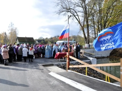 «Благословляется и освящается студенец сей, и вода в нем сущая, Благодатию Святаго Духа, излиянием воды сия священныя, во Имя Отца, и Сына, и Святаго Духа. Аминь» (Православный требник, в 2-х частях. М., 2003. Чин благословения новаго кладезя).