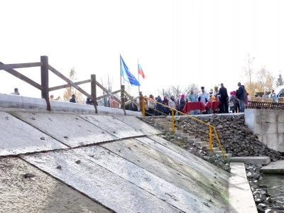 «Благословляется и освящается студенец сей, и вода в нем сущая, Благодатию Святаго Духа, излиянием воды сия священныя, во Имя Отца, и Сына, и Святаго Духа. Аминь» (Православный требник, в 2-х частях. М., 2003. Чин благословения новаго кладезя).