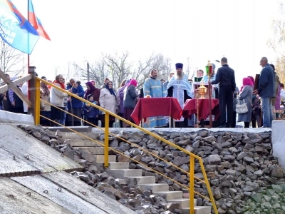 «Благословляется и освящается студенец сей, и вода в нем сущая, Благодатию Святаго Духа, излиянием воды сия священныя, во Имя Отца, и Сына, и Святаго Духа. Аминь» (Православный требник, в 2-х частях. М., 2003. Чин благословения новаго кладезя).