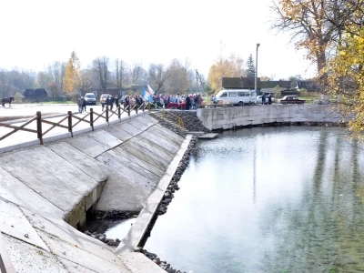 «Благословляется и освящается студенец сей, и вода в нем сущая, Благодатию Святаго Духа, излиянием воды сия священныя, во Имя Отца, и Сына, и Святаго Духа. Аминь» (Православный требник, в 2-х частях. М., 2003. Чин благословения новаго кладезя).