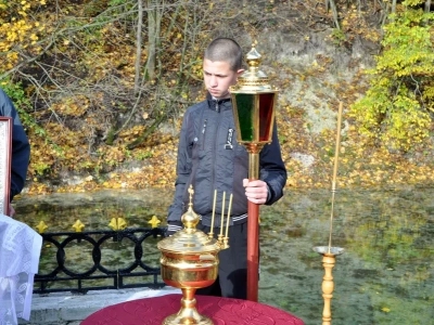 «Благословляется и освящается студенец сей, и вода в нем сущая, Благодатию Святаго Духа, излиянием воды сия священныя, во Имя Отца, и Сына, и Святаго Духа. Аминь» (Православный требник, в 2-х частях. М., 2003. Чин благословения новаго кладезя).