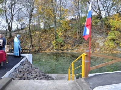 «Благословляется и освящается студенец сей, и вода в нем сущая, Благодатию Святаго Духа, излиянием воды сия священныя, во Имя Отца, и Сына, и Святаго Духа. Аминь» (Православный требник, в 2-х частях. М., 2003. Чин благословения новаго кладезя).