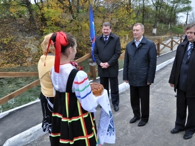 «Благословляется и освящается студенец сей, и вода в нем сущая, Благодатию Святаго Духа, излиянием воды сия священныя, во Имя Отца, и Сына, и Святаго Духа. Аминь» (Православный требник, в 2-х частях. М., 2003. Чин благословения новаго кладезя).