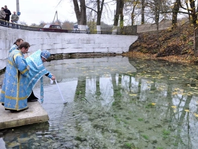 «Благословляется и освящается студенец сей, и вода в нем сущая, Благодатию Святаго Духа, излиянием воды сия священныя, во Имя Отца, и Сына, и Святаго Духа. Аминь» (Православный требник, в 2-х частях. М., 2003. Чин благословения новаго кладезя).