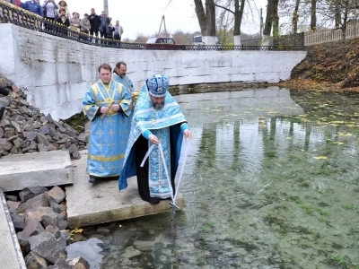 «Благословляется и освящается студенец сей, и вода в нем сущая, Благодатию Святаго Духа, излиянием воды сия священныя, во Имя Отца, и Сына, и Святаго Духа. Аминь» (Православный требник, в 2-х частях. М., 2003. Чин благословения новаго кладезя).