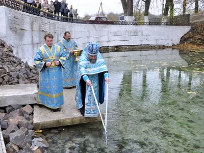 «Благословляется и освящается студенец сей, и вода в нем сущая, Благодатию Святаго Духа, излиянием воды сия священныя, во Имя Отца, и Сына, и Святаго Духа. Аминь» (Православный требник, в 2-х частях. М., 2003. Чин благословения новаго кладезя).