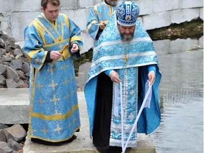 «Благословляется и освящается студенец сей, и вода в нем сущая, Благодатию Святаго Духа, излиянием воды сия священныя, во Имя Отца, и Сына, и Святаго Духа. Аминь» (Православный требник, в 2-х частях. М., 2003. Чин благословения новаго кладезя).