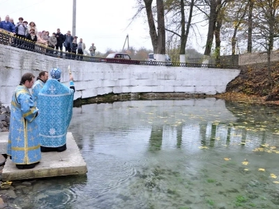 «Благословляется и освящается студенец сей, и вода в нем сущая, Благодатию Святаго Духа, излиянием воды сия священныя, во Имя Отца, и Сына, и Святаго Духа. Аминь» (Православный требник, в 2-х частях. М., 2003. Чин благословения новаго кладезя).