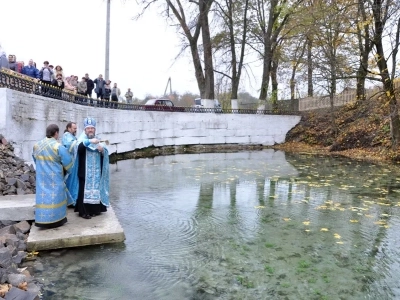 «Благословляется и освящается студенец сей, и вода в нем сущая, Благодатию Святаго Духа, излиянием воды сия священныя, во Имя Отца, и Сына, и Святаго Духа. Аминь» (Православный требник, в 2-х частях. М., 2003. Чин благословения новаго кладезя).