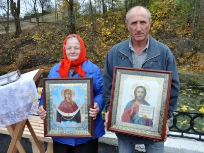 «Благословляется и освящается студенец сей, и вода в нем сущая, Благодатию Святаго Духа, излиянием воды сия священныя, во Имя Отца, и Сына, и Святаго Духа. Аминь» (Православный требник, в 2-х частях. М., 2003. Чин благословения новаго кладезя).