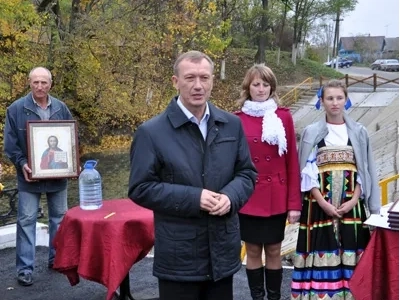 «Благословляется и освящается студенец сей, и вода в нем сущая, Благодатию Святаго Духа, излиянием воды сия священныя, во Имя Отца, и Сына, и Святаго Духа. Аминь» (Православный требник, в 2-х частях. М., 2003. Чин благословения новаго кладезя).