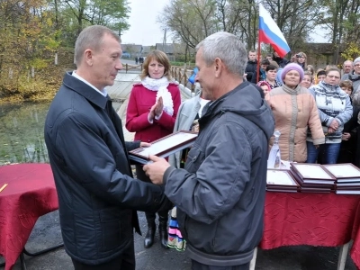 «Благословляется и освящается студенец сей, и вода в нем сущая, Благодатию Святаго Духа, излиянием воды сия священныя, во Имя Отца, и Сына, и Святаго Духа. Аминь» (Православный требник, в 2-х частях. М., 2003. Чин благословения новаго кладезя).