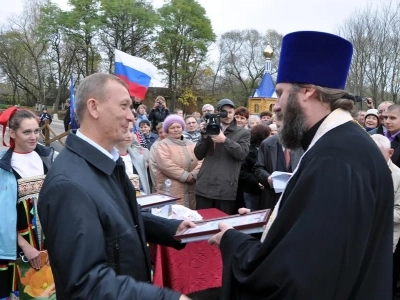 «Благословляется и освящается студенец сей, и вода в нем сущая, Благодатию Святаго Духа, излиянием воды сия священныя, во Имя Отца, и Сына, и Святаго Духа. Аминь» (Православный требник, в 2-х частях. М., 2003. Чин благословения новаго кладезя).