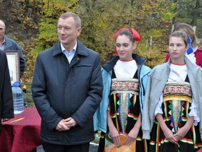 «Благословляется и освящается студенец сей, и вода в нем сущая, Благодатию Святаго Духа, излиянием воды сия священныя, во Имя Отца, и Сына, и Святаго Духа. Аминь» (Православный требник, в 2-х частях. М., 2003. Чин благословения новаго кладезя).