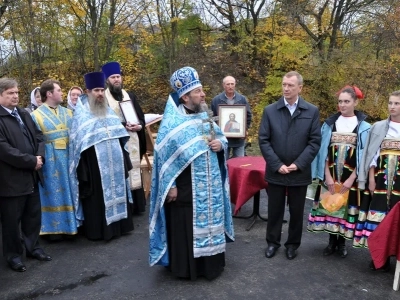 «Благословляется и освящается студенец сей, и вода в нем сущая, Благодатию Святаго Духа, излиянием воды сия священныя, во Имя Отца, и Сына, и Святаго Духа. Аминь» (Православный требник, в 2-х частях. М., 2003. Чин благословения новаго кладезя).