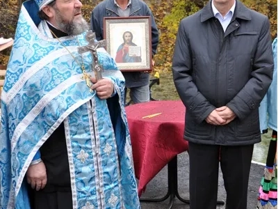 «Благословляется и освящается студенец сей, и вода в нем сущая, Благодатию Святаго Духа, излиянием воды сия священныя, во Имя Отца, и Сына, и Святаго Духа. Аминь» (Православный требник, в 2-х частях. М., 2003. Чин благословения новаго кладезя).