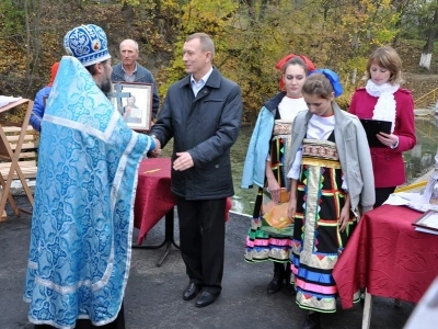 «Благословляется и освящается студенец сей, и вода в нем сущая, Благодатию Святаго Духа, излиянием воды сия священныя, во Имя Отца, и Сына, и Святаго Духа. Аминь» (Православный требник, в 2-х частях. М., 2003. Чин благословения новаго кладезя).