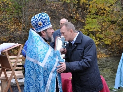 «Благословляется и освящается студенец сей, и вода в нем сущая, Благодатию Святаго Духа, излиянием воды сия священныя, во Имя Отца, и Сына, и Святаго Духа. Аминь» (Православный требник, в 2-х частях. М., 2003. Чин благословения новаго кладезя).