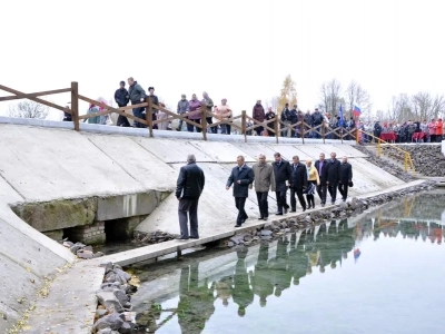 «Благословляется и освящается студенец сей, и вода в нем сущая, Благодатию Святаго Духа, излиянием воды сия священныя, во Имя Отца, и Сына, и Святаго Духа. Аминь» (Православный требник, в 2-х частях. М., 2003. Чин благословения новаго кладезя).