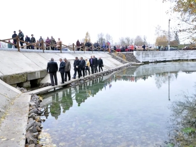 «Благословляется и освящается студенец сей, и вода в нем сущая, Благодатию Святаго Духа, излиянием воды сия священныя, во Имя Отца, и Сына, и Святаго Духа. Аминь» (Православный требник, в 2-х частях. М., 2003. Чин благословения новаго кладезя).