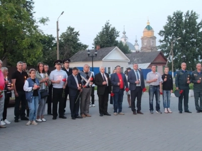 В День памяти и скорби в Новозыбкове прошла акция «Свеча памяти», посвященная памяти тех, кто ценою жизни своей одержал победу в Великой Отечественной Войне