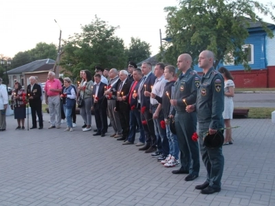 В День памяти и скорби в Новозыбкове прошла акция «Свеча памяти», посвященная памяти тех, кто ценою жизни своей одержал победу в Великой Отечественной Войне