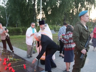 В День памяти и скорби в Новозыбкове прошла акция «Свеча памяти», посвященная памяти тех, кто ценою жизни своей одержал победу в Великой Отечественной Войне