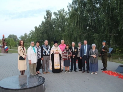 В День памяти и скорби в Новозыбкове прошла акция «Свеча памяти», посвященная памяти тех, кто ценою жизни своей одержал победу в Великой Отечественной Войне