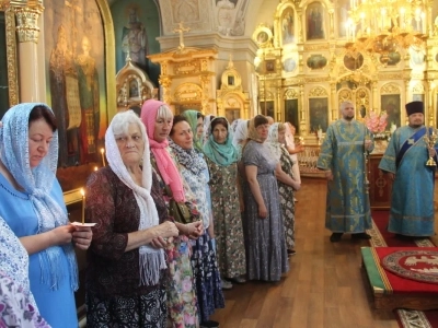 Архиерейское богослужение в Соборном храме Новозыбковского благочиния совершено в день чествования иконе Божией Матери