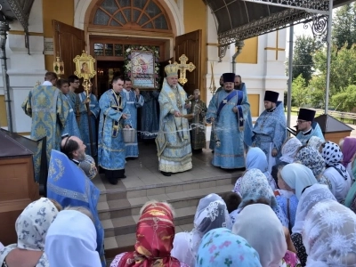 Архиерейское богослужение в Соборном храме Новозыбковского благочиния совершено в день чествования иконе Божией Матери