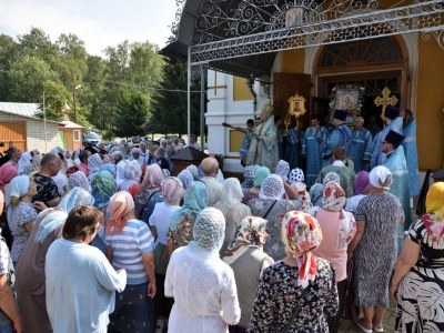 Архиерейское богослужение в Соборном храме Новозыбковского благочиния совершено в день чествования иконе Божией Матери