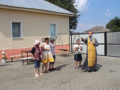 В день попразднства Преображения Господня, священник посетил постояльцев АНО «Центр помощи пожилым людям и инвалидам «Мы вместе» города Новозыбкова