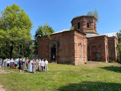 В Праздник Преображение Господне в пгт. Красная Гора и молитва о восстановлении поруганного храма в селе Медведи