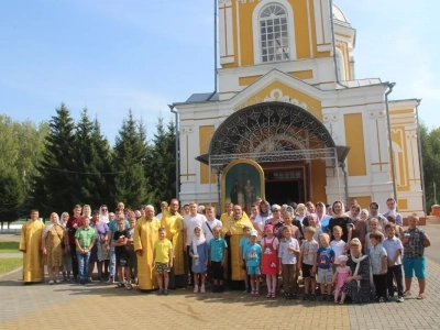 Начало нового 2023/24 учебного года в Новозыбковском благочинии ознаменовано молитвой об учащих и учащихся. Преблагий Господи, ниспосли нам благодать Духа Твоего Святаго, дарствующаго смысл и укрепляющаго душевныя наши силы, дабы, внимая преподаваемому нам учению, возросли мы Тебе, нашему Создателю, во славу, родителем же нашим на утешение, Церкви и отечеству на пользу!