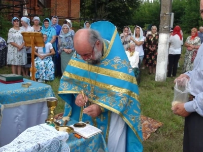 В день престольного праздника – Успения Пресвятой Богородицы, на месте строящегося храма в селе Лысые Злынковского района совершена первая Божественная литургия