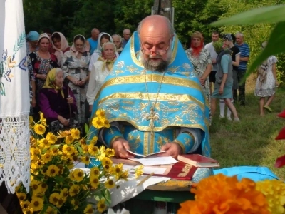 В день престольного праздника – Успения Пресвятой Богородицы, на месте строящегося храма в селе Лысые Злынковского района совершена первая Божественная литургия