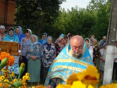 В день престольного праздника – Успения Пресвятой Богородицы, на месте строящегося храма в селе Лысые Злынковского района совершена первая Божественная литургия