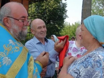 В день престольного праздника – Успения Пресвятой Богородицы, на месте строящегося храма в селе Лысые Злынковского района совершена первая Божественная литургия