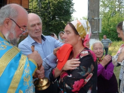 В день престольного праздника – Успения Пресвятой Богородицы, на месте строящегося храма в селе Лысые Злынковского района совершена первая Божественная литургия