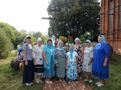 В день престольного праздника – Успения Пресвятой Богородицы, на месте строящегося храма в селе Лысые Злынковского района совершена первая Божественная литургия