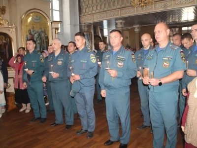 Сотрудники отделения МЧС города Новозыбкова посетили храм в день празднования иконе Божией Матери «Неопалимая Купина»